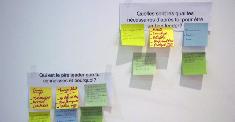 Photo d'une feuille avec des questions portant sur les qualités du leader