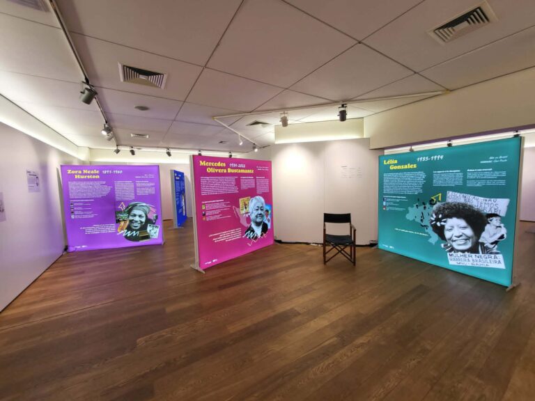 Vue large de l'exposition "Matrimoines en Antrhopologie" dans l'office de tourisme de Louvain-la-Neuve.
