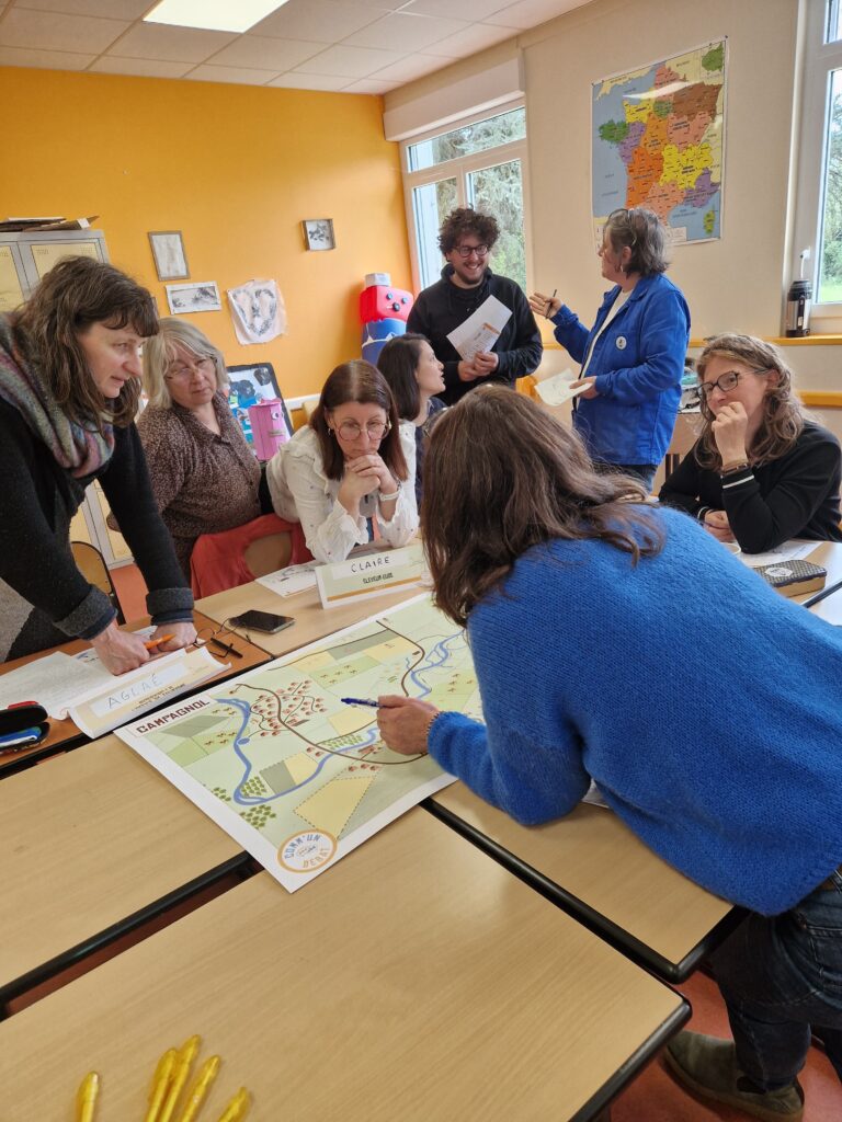 Les enfants découvrent le jeu "Comm'Un Débat' en classe.