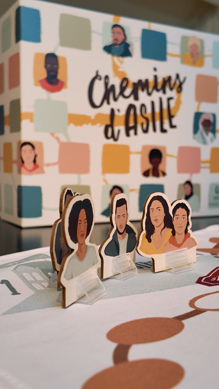 Le jeu "Chemins d'Asile" déployé sur une table de jeu.